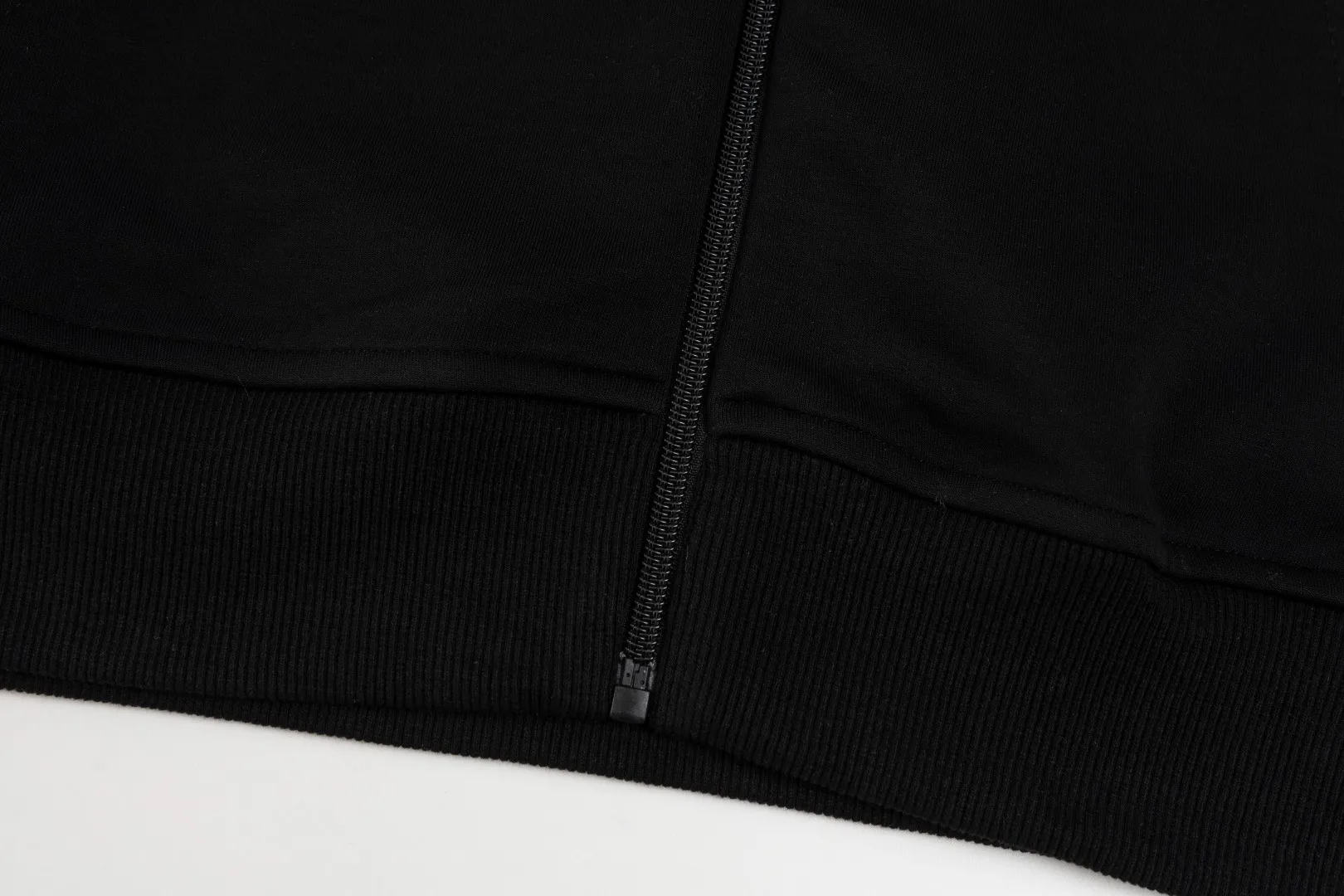 P236 #R95 Ralph Lauren/Ralph Lauren Twelve Color Pony🐎 Embroidered zipper cardigan jacket hooded sweatshirt This hooded sweatshirt is decorated with a simple style that represents Ralph Lauren. It is paired with a pony embroidery pattern, which is three-dimensional and full! The solid color fabric paired with exquisite embroidery instantly sets it off! Hooded sports design, loose and casual fit! The overall texture is very strong! Through the pictures, we can feel the thickness and texture of custom-woven and dyed threads. The workmanship is exquisite. They are shipped from major foreign trade factories. They are all made by masters with many years of experience. Everything is of high standards and requirements! Simple and versatile style ~ super delicate and soft, close to the body without being tied, all fabrics and accessories are original custom-made and of high quality! Perfectly reflects the brand’s sense of superiority! Standard cut, comfortable stretch, unrestricted movement! Highly practical, high-end and classy! Versatile style ~ can be paired with jeans or jogging pants. Ideal for transitioning from your morning commute to weekend events!  Color: Black with red label Black with white label Khaki Navy blue with red label Navy blue with white label White Light gray Dark gray Burgundy Army green Light blue Pink Size: S M L